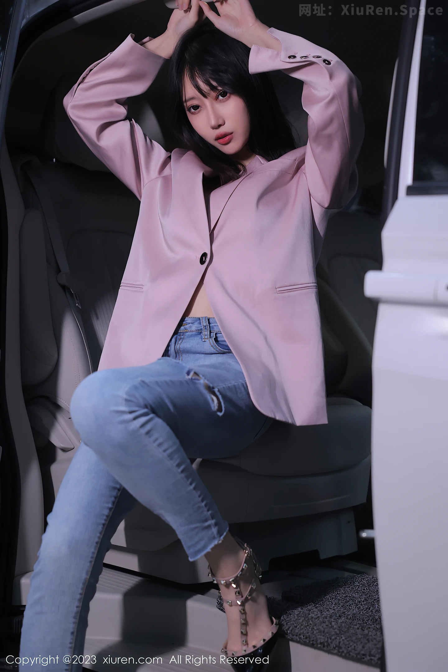 图片[5]-[XiuRen秀人网]2023.03.03 VOL.6355 玥儿玥er 粉色外套与紧身牛仔裤加白色内衣性感私房写真集-秀人网官方网站